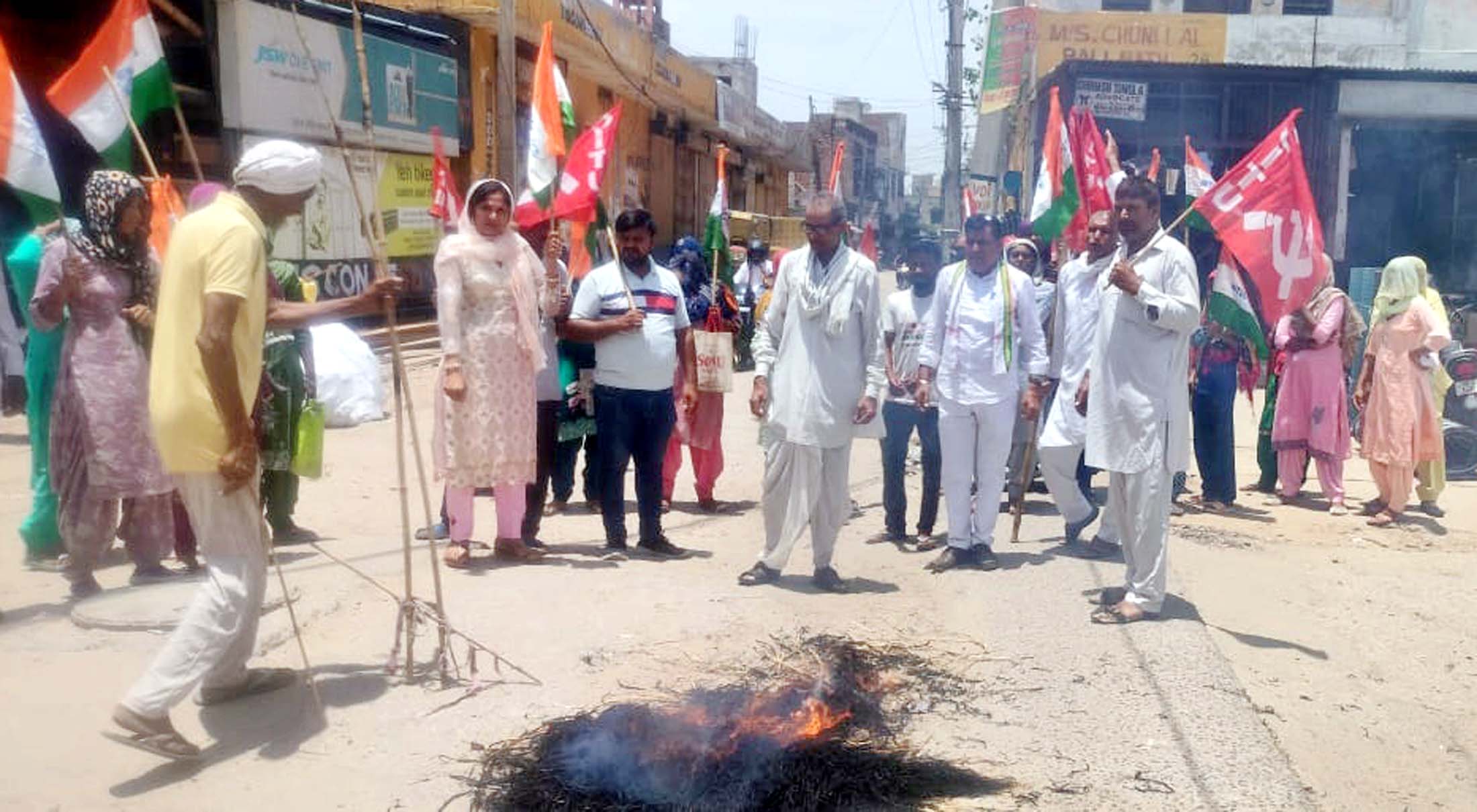 मांगों को लेकर प्रदर्शन करते हुए मजदूर।
