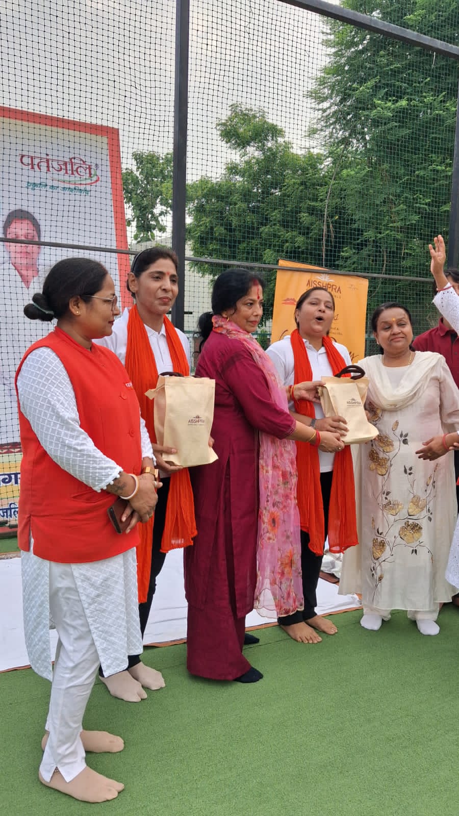 50 से अधिक योग कक्षाओं की बहनों ने किया सामूहिक योगाभ्यास, स्वास्थ्य एवं संस्कारयुक्त समाज निर्माण का लिया संकल्प 50 से अधिक योग कक्षाओं की बहनों ने किया सामूहिक योगाभ्यास, स्वास्थ्य एवं संस्कारयुक्त समाज निर्माण का लिया संकल्प