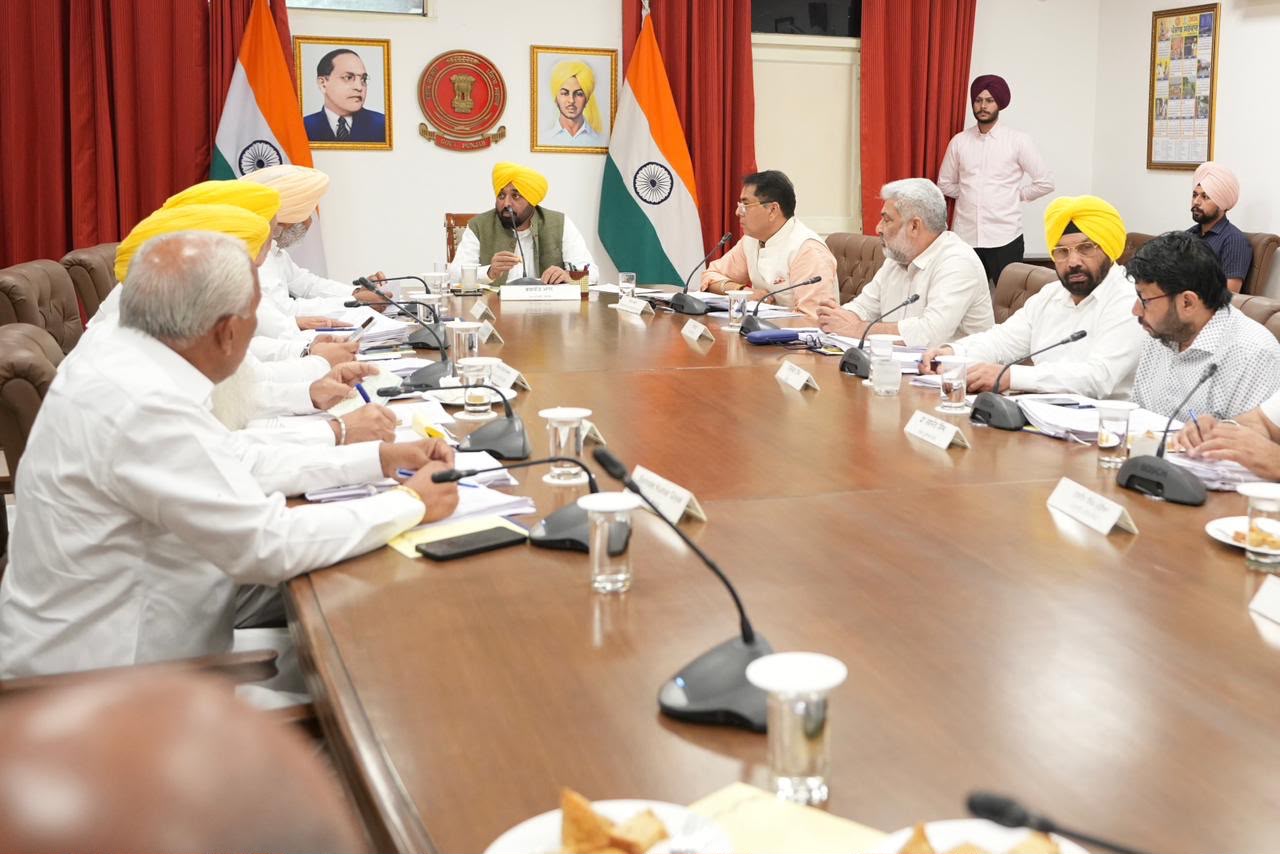 पंजाब के मुख्यमंत्री भगवंत मान मंत्रिमंडल की बैठक लेते हुए