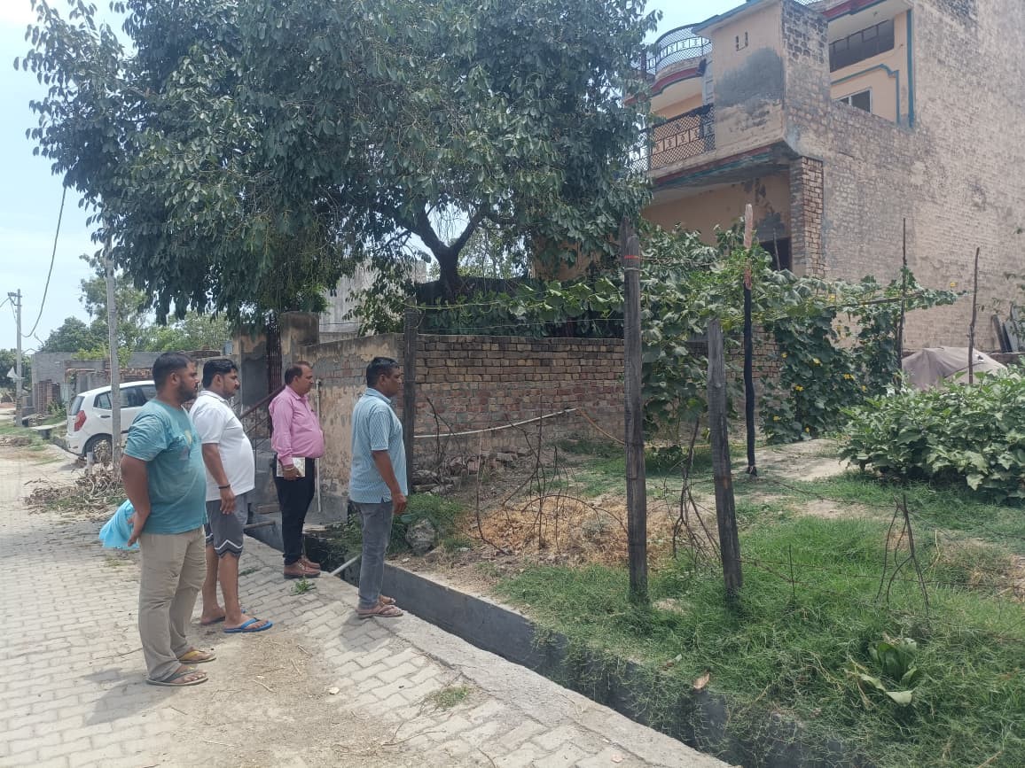 अवैध कनेक्शनों के खिलाफ कार्रवाई करते हुए टीम सदस्य। अवैध कनेक्शनों के खिलाफ कार्रवाई करते हुए टीम सदस्य।
