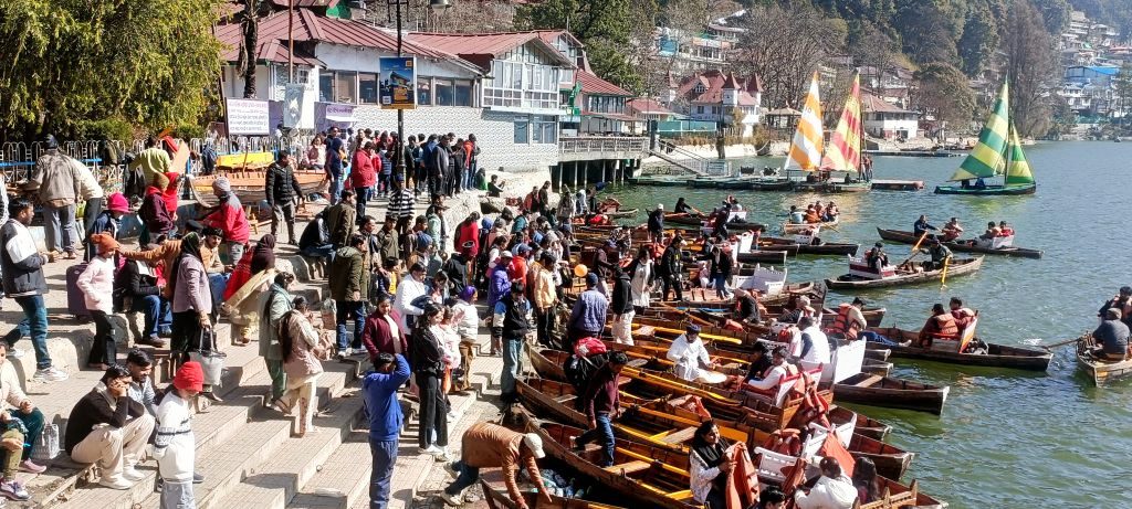 नैनीताल में रविवार को नौकायन के लिए उमड़े सैलानी