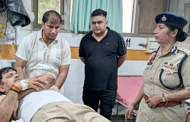 सोनीपत: घायल पुलिसकर्मी का कुशलक्षेम जानती पुलिस आयुक्त ममता सिंह सोनीपत: घायल पुलिसकर्मी का कुशलक्षेम जानती पुलिस आयुक्त ममता सिंह