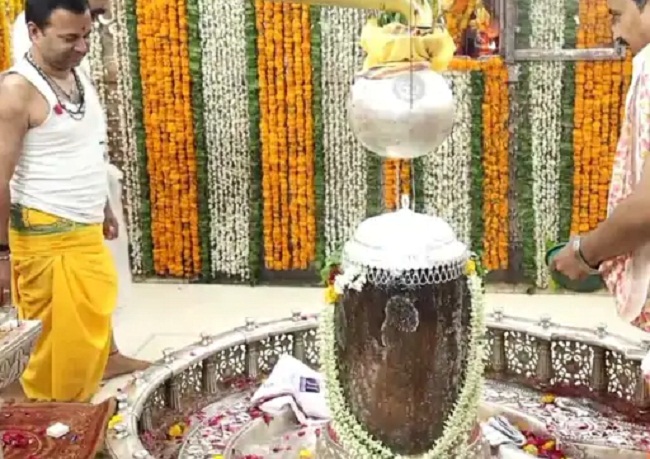 जयपुर के श्रद्धालु ने भगवान को अर्पित किया चांदी का छत्र जयपुर के श्रद्धालु ने भगवान को अर्पित किया चांदी का छत्र