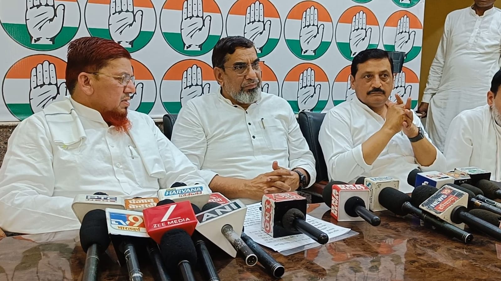 इस दौरान कांग्रेस नेताओं ने नीट यूजी परीक्षा, पेपर लीक और केंद्र सरकार की नीतियों को लेकर भाजपा सरकार पर जमकर निशाना साधा।