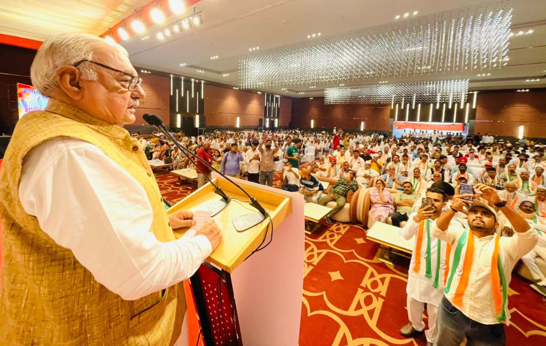 गुरुग्राम में कांग्रेस की बैठक को संबोधित करते पूर्व सीएम भूपेंद्र सिंह हुड्डा।
