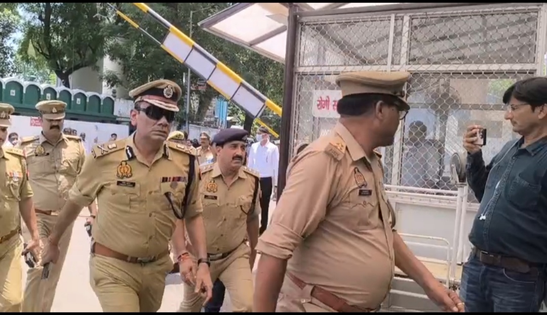 केजीएमयू पहुंचे अधिकारी केजीएमयू पहुंचे अधिकारी