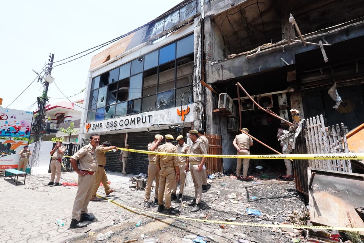 एसआईटी ने की अग्निकांड स्थल की पड़ताल एसआईटी ने की अग्निकांड स्थल की पड़ताल