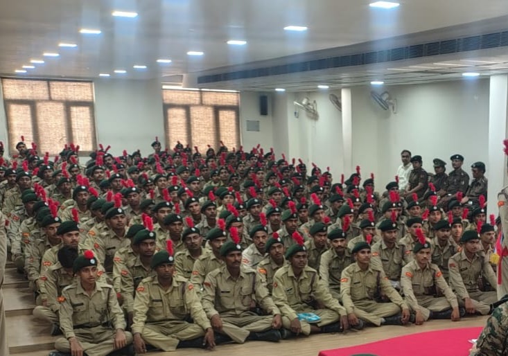 आईएफटीएम विश्वविद्यालय में आयोजित एनसीसी के वार्षिक प्रशिक्षण शिविर में उपस्थित कैडेट्स।