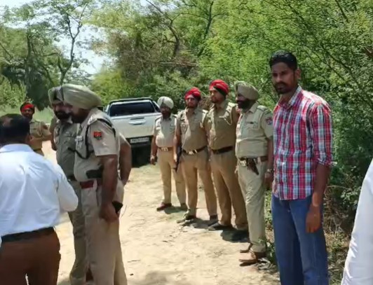 मौके पे जांच करती पुलिस टीम