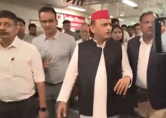अस्पताल केजीएमयू पहुंचे सपा अध्यक्ष अखिलेश यादव अस्पताल केजीएमयू पहुंचे सपा अध्यक्ष अखिलेश यादव