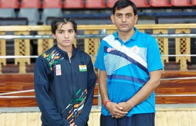 सोनीपत: वुशु कोच विनोद गुलिया के साथ खिलाड़ी  अर्पणा