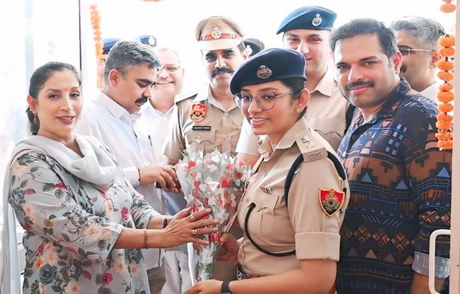 सोनीपत: पुलिस कार्यालय के उद्घाटन के बाद         पुलिस कमिश्नर ममता सिंह का स्वागत करते हुए।