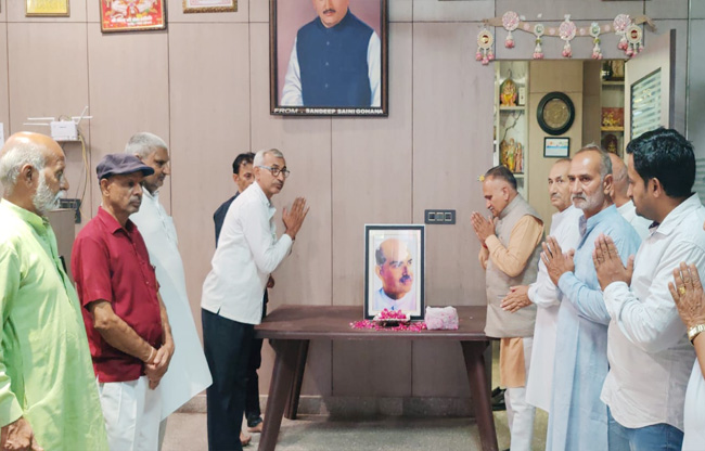 सोनीपत: डॉ. श्यामा प्रसाद मुखर्जी को नमन         करते हुए मेयर राजीव जैन