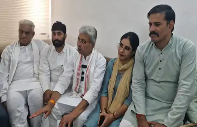 पत्रकारों से बातचीत करते हुए कांग्रेस प्रदेशाध्यक्ष राव नरेंद्र सिंह।
