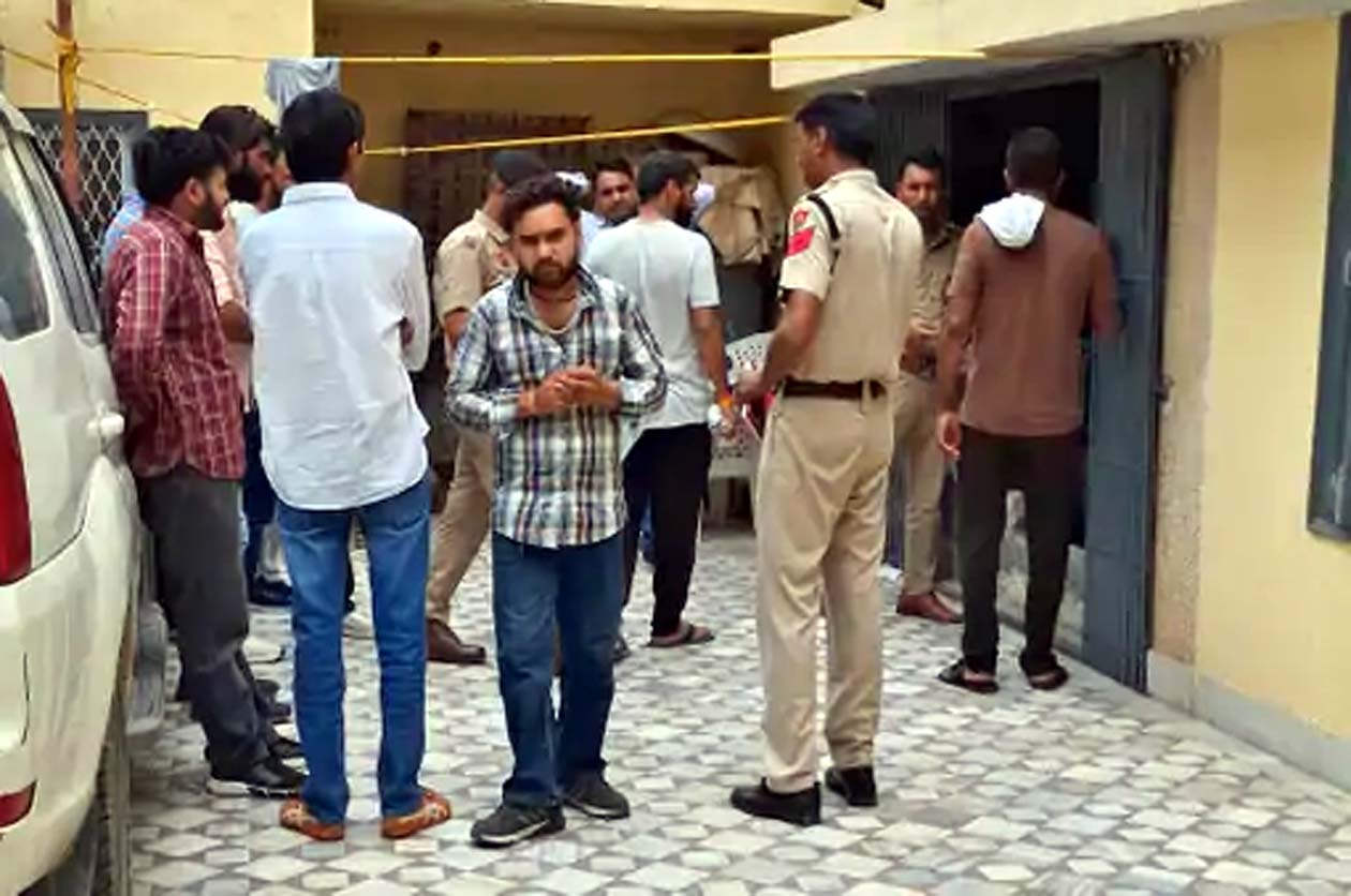 घटना के बाद मौके पर पहुंची पुलिस व अन्य लोग। घटना के बाद मौके पर पहुंची पुलिस व अन्य लोग।