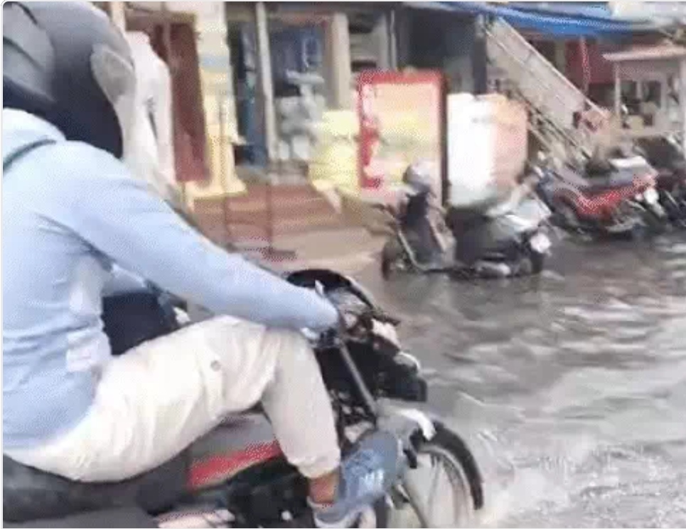 रायपुर के सुंदरनगर में सड़क भरा पानी