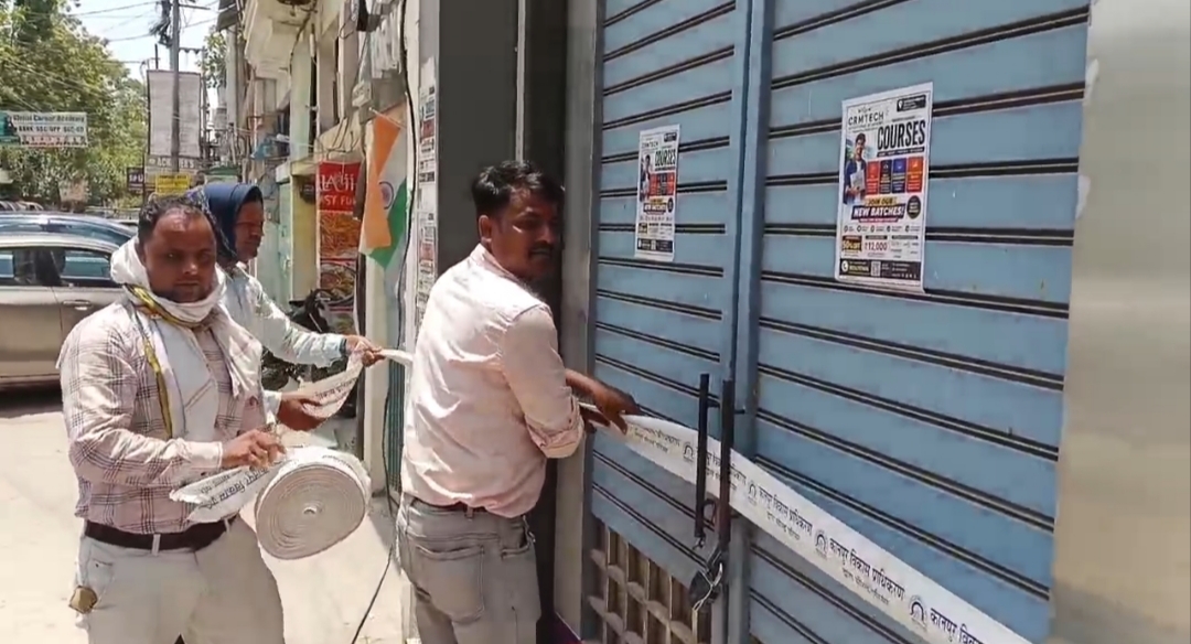 सीलिंग की कार्रवाई करती केडीए की टीम