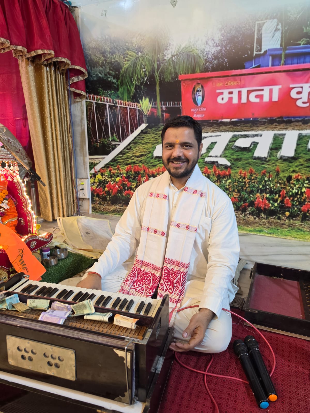समाजजनों को प्रवचन देते हुए संत लोकेश। समाजजनों को प्रवचन देते हुए संत लोकेश।