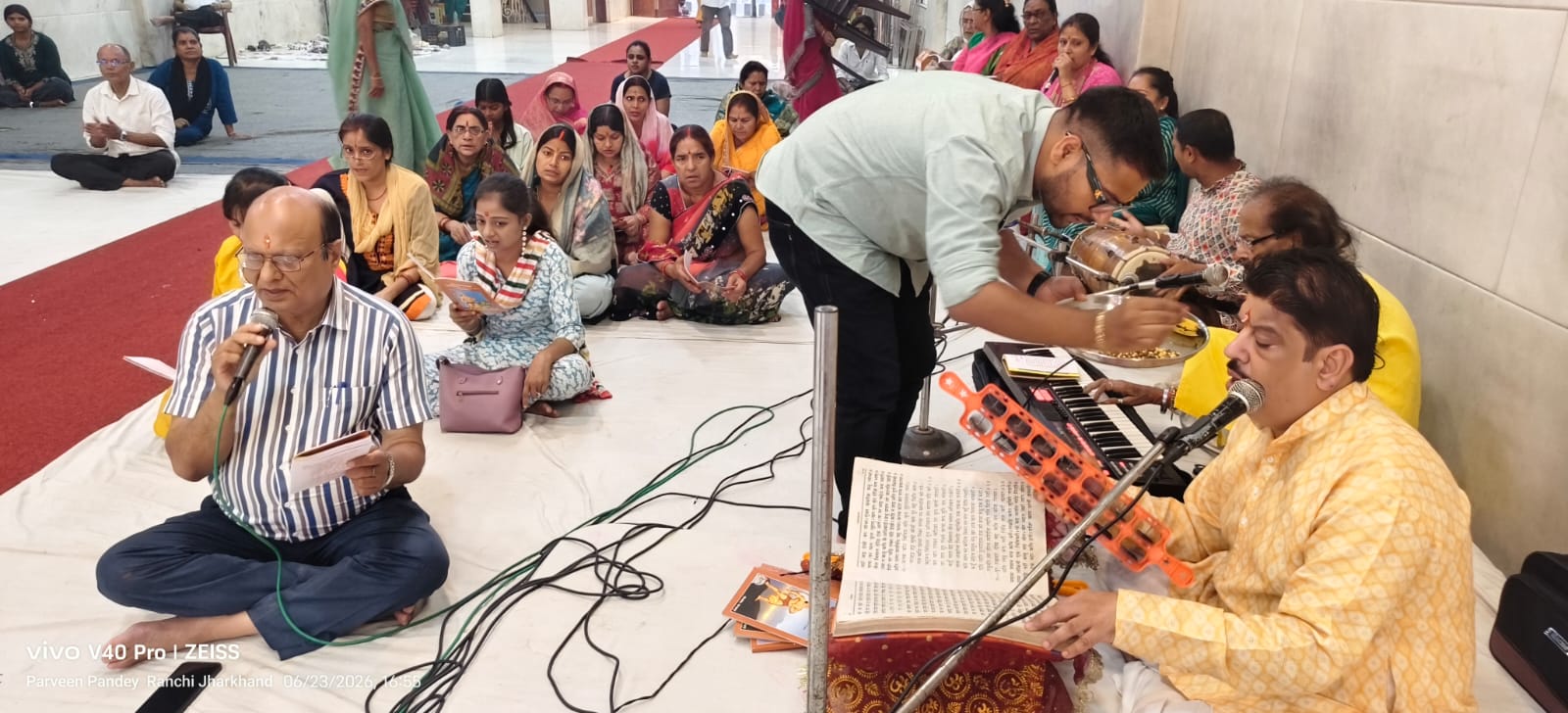 सुदरकांड में जुटे लोगों की तस्वीर