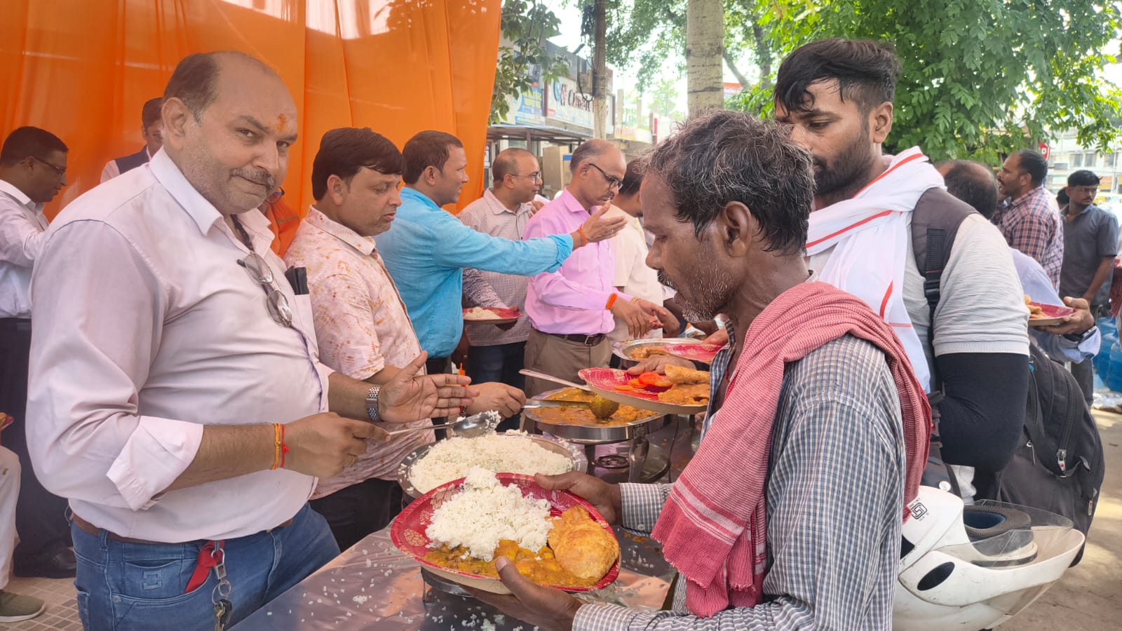 पत्रकार साथियों के अलावा विभिन्न दलों के जनप्रतिनिधि और नेता हुए शामिल, पत्रकार साथियों के अलावा विभिन्न दलों के जनप्रतिनिधि और नेता हुए शामिल,