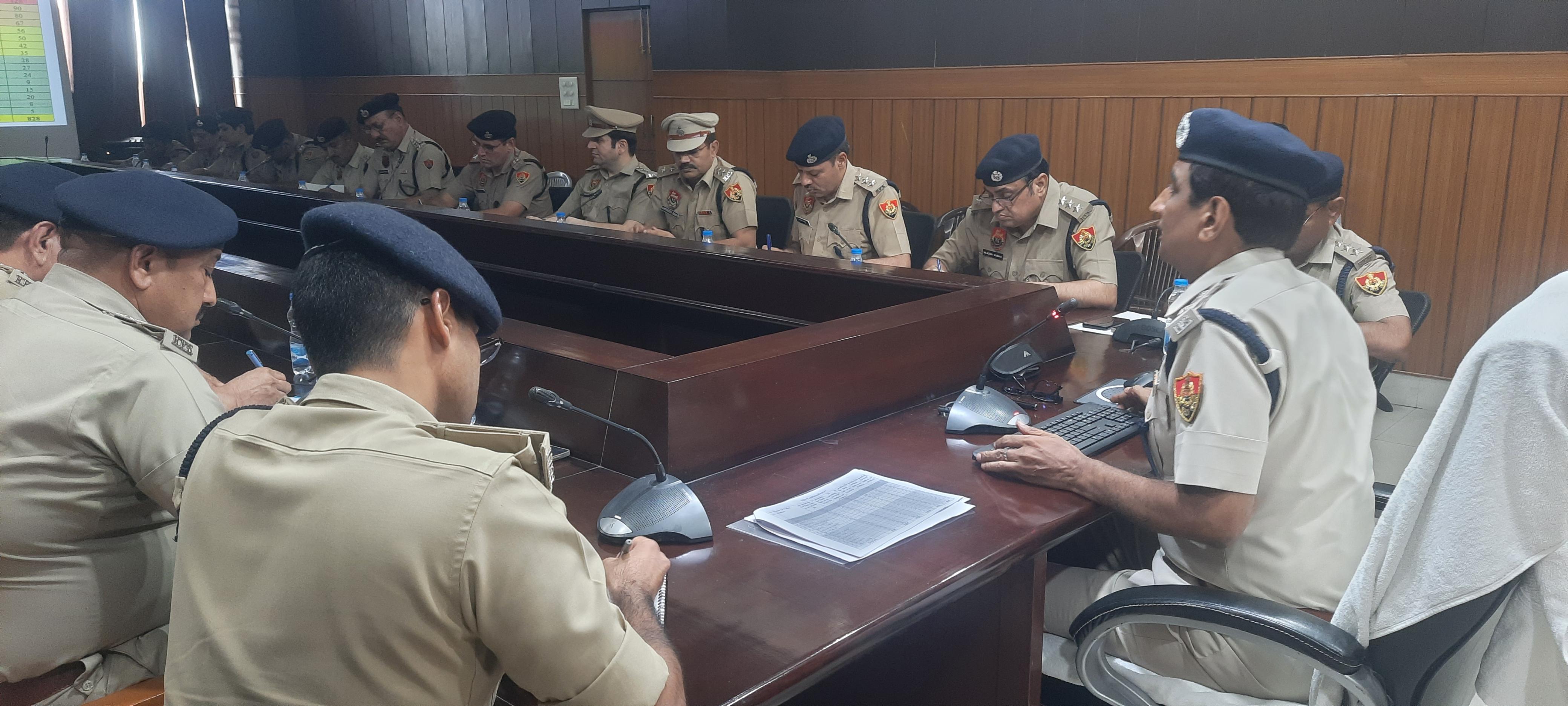 पुलिस की समीक्षा बैठक में अधिकारियों को दिशा निर्देश देते एसपी भूपेंद्र सिंह