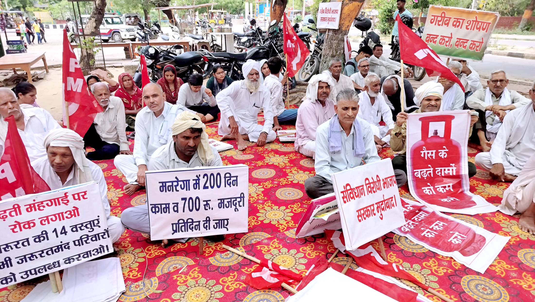 बढ़ती महंगाई के विरोध में धरना देते हुए कार्यकर्ता। बढ़ती महंगाई के विरोध में धरना देते हुए कार्यकर्ता।