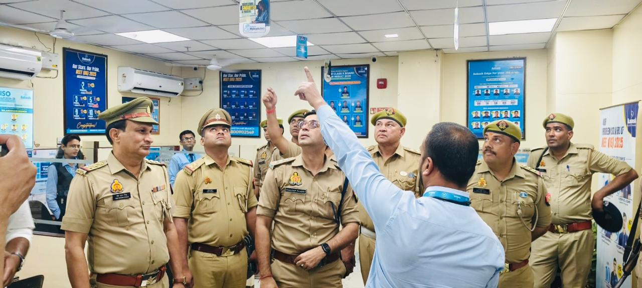 कोचिंग सेंटर में निरक्षण करते अफसर कोचिंग सेंटर में निरक्षण करते अफसर