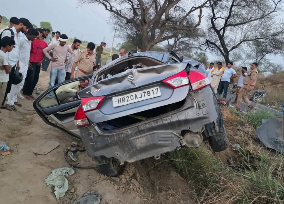 हादसाग्रस्त कार। हादसाग्रस्त कार।