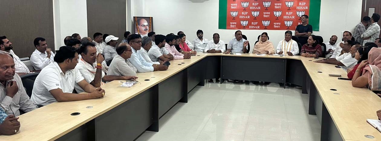 बैठक में उपस्थित प्रभारी जवाहर सैनी, जिला अध्यक्ष डॉ. आशा खेदड़ एवं अन्य।