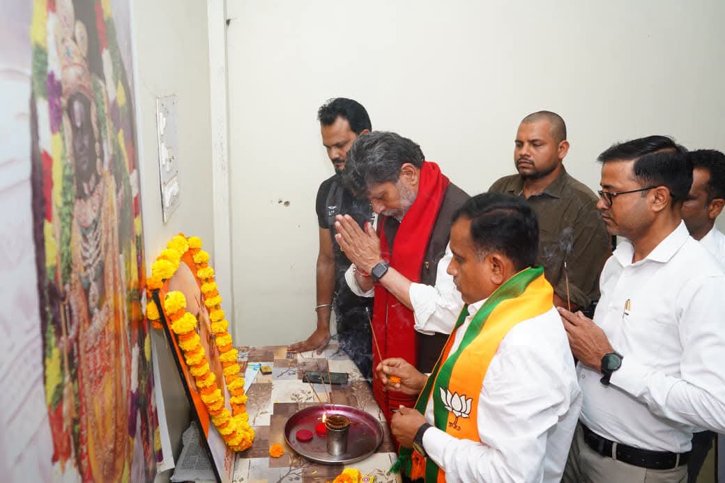 डॉ. श्यामाप्रसाद मुखर्जी के बलिदान दिवस पर उनके छायाचित्र पर पुष्पांजलि अर्पित करते हुए भाजपा पदाधिकारीगण