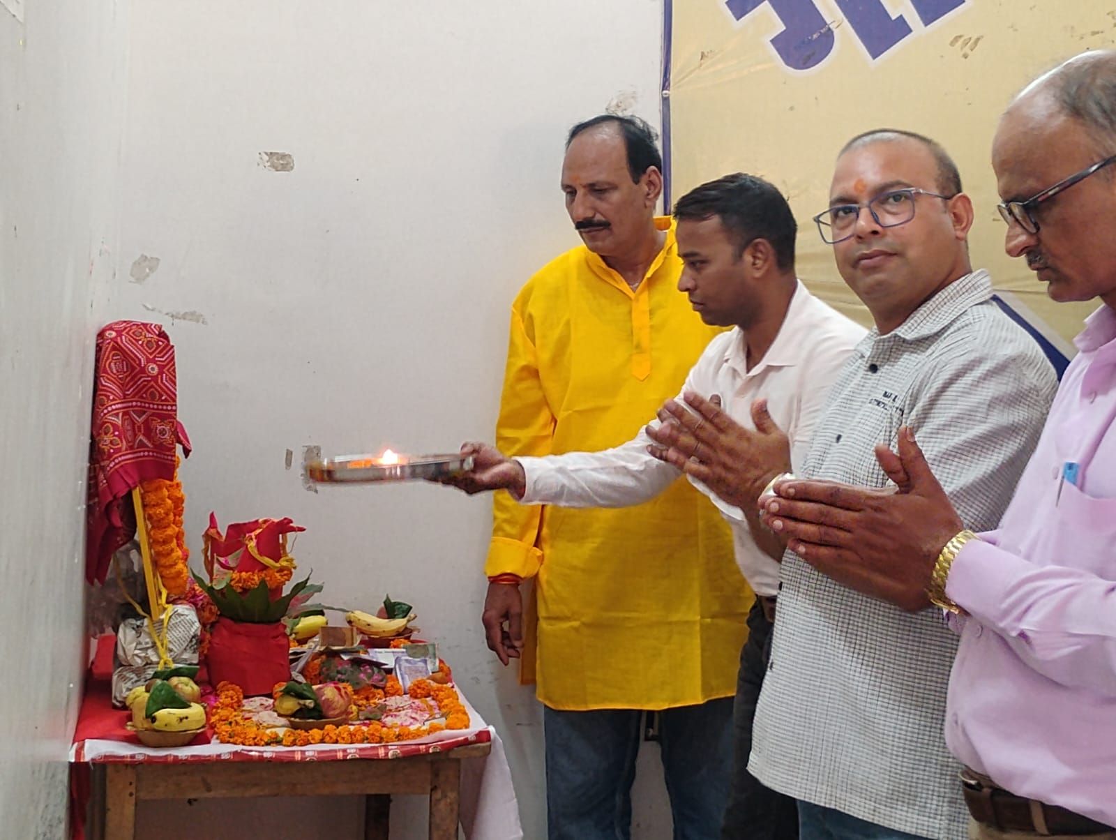 पत्रकार साथियों के अलावा विभिन्न दलों के जनप्रतिनिधि और नेता हुए शामिल, पत्रकार साथियों के अलावा विभिन्न दलों के जनप्रतिनिधि और नेता हुए शामिल,