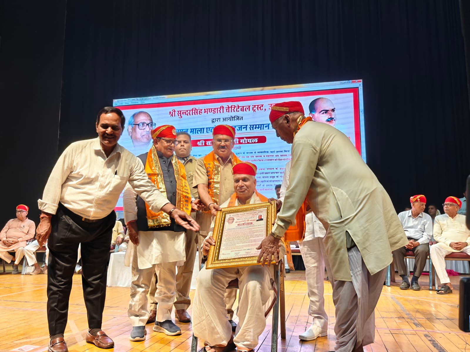 अलवर. वरिष्ठजन का सम्मान करते अतिथि।