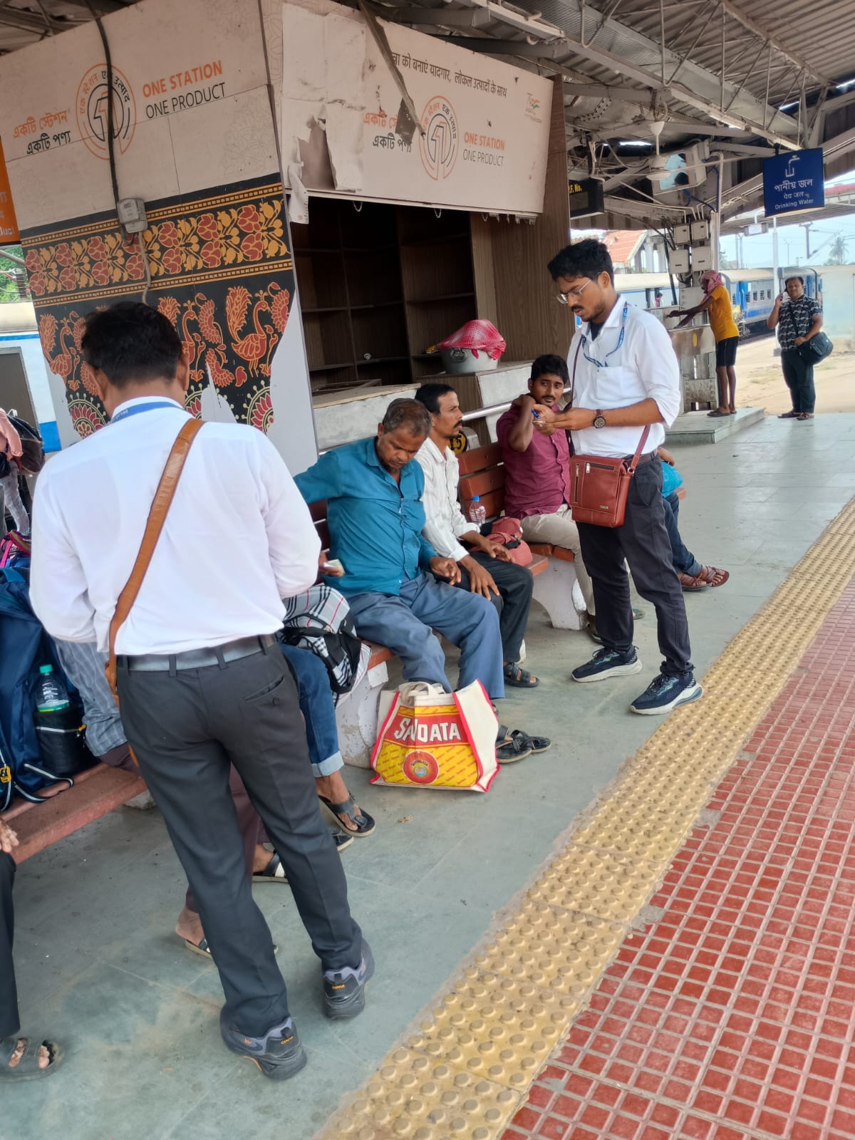 खड़गपुर मंडल में रेल टिकट जांच अभियान करते हुए रेलवे adhikari