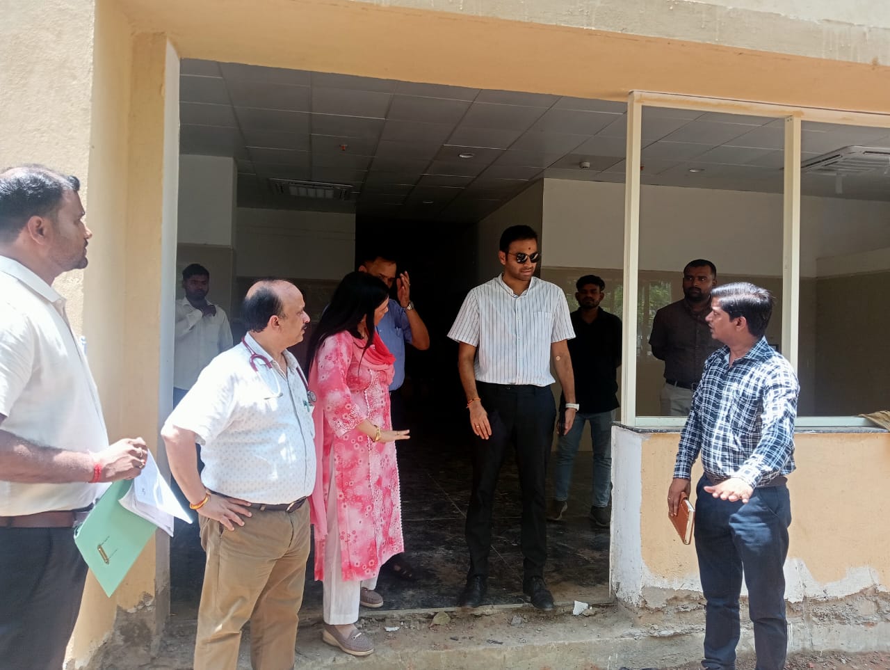 फोटो जिलाधिकारी निरीक्षण करते फोटो जिलाधिकारी निरीक्षण करते