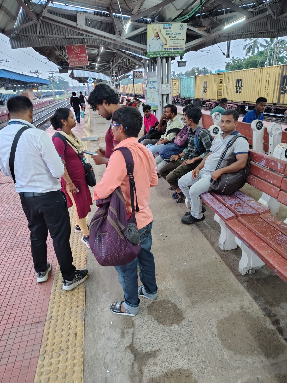 खड़गपुर मंडल में रेल टिकट जांच अभियान करते हुए रेलवे अधिकारी