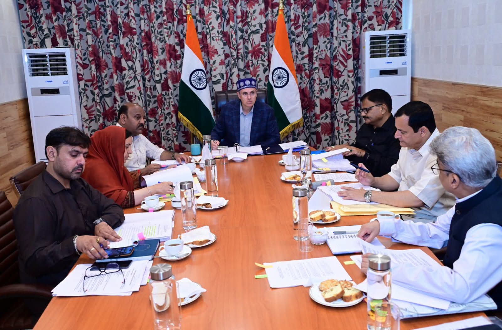 उमर अब्दुल्ला ने गवर्नेंस, विकास और पब्लिक सर्विस डिलीवरी की समीक्षा के लिए कैबिनेट मीटिंग की अध्यक्षता की