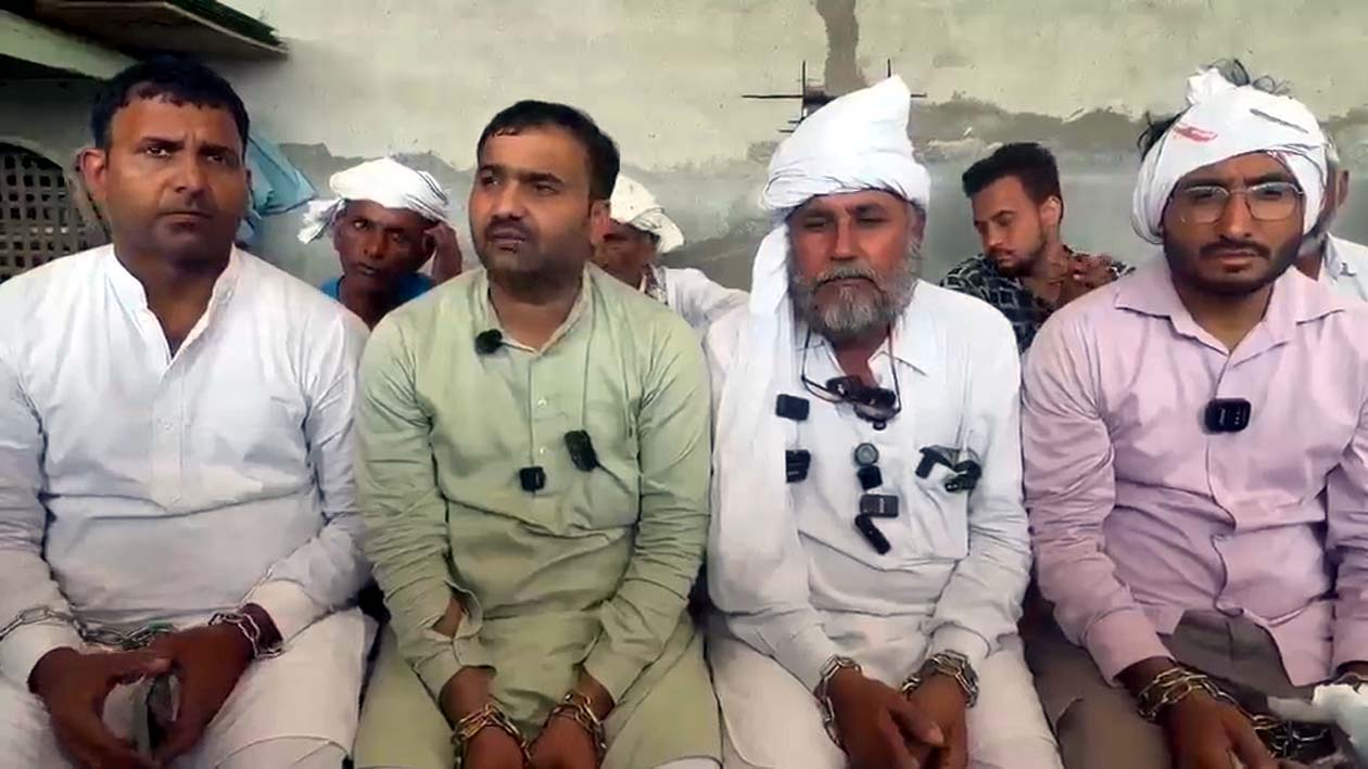 पत्रकार वार्ता करते धरना कमेटी सदस्य व उनके मध्य में मौजूद हैं पूर्व सरपंच सोमेश कुमार।