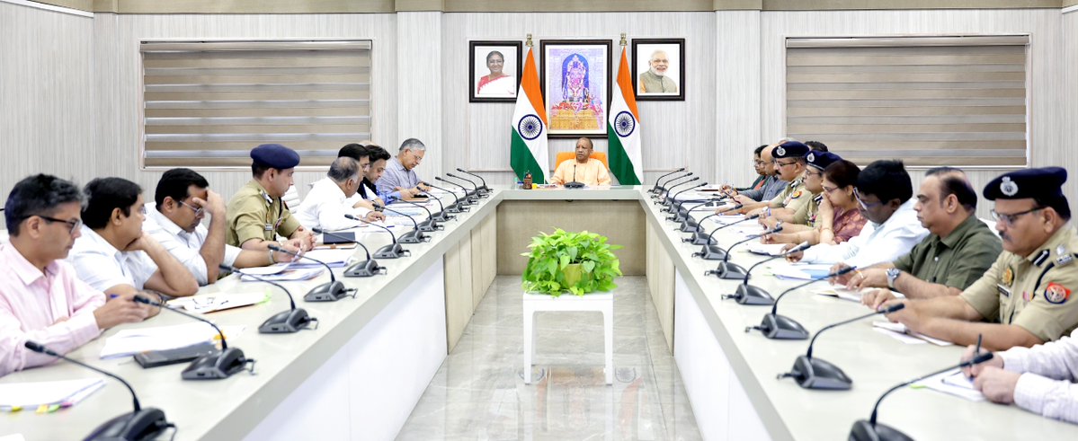 फायर सेफ्टी को लेकर अधिकारियों के साथ बैठक करते मुख्यमंत्री योगी आदित्यनाथ फायर सेफ्टी को लेकर अधिकारियों के साथ बैठक करते मुख्यमंत्री योगी आदित्यनाथ