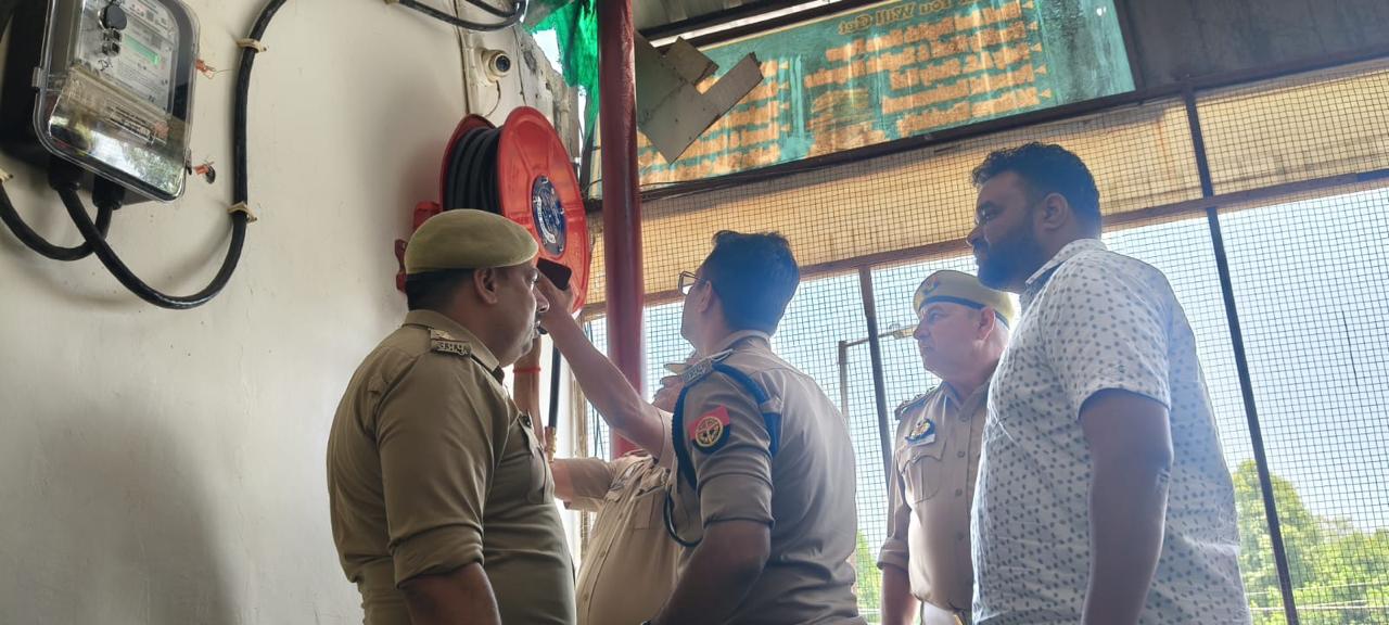 फायर सेफ़्टी की जांच करते अधिकारी फायर सेफ़्टी की जांच करते अधिकारी