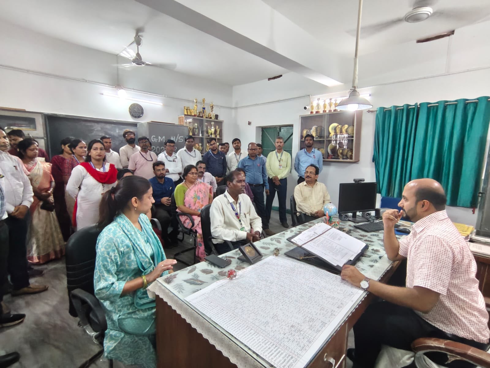 शिक्षकों के साथ की बैठक