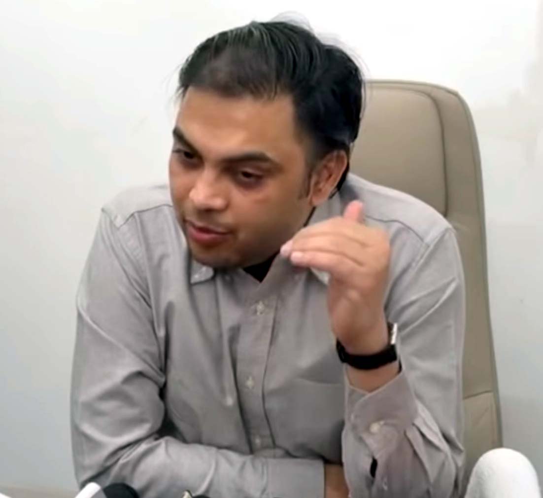 बातचीत करते उपायुक्त राहुल नरवाल।