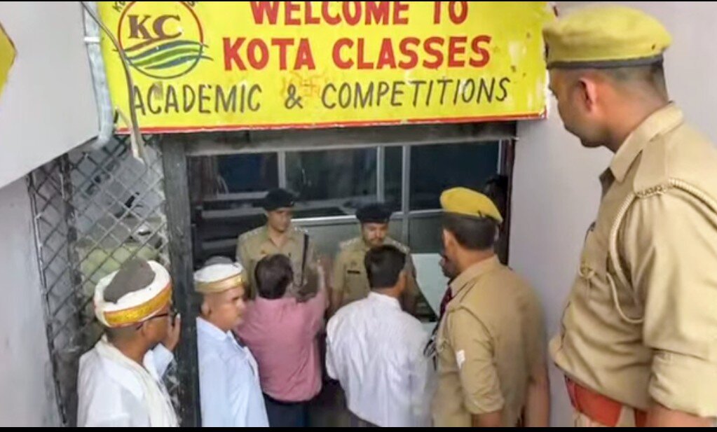 बहराइच में निरीक्षण करते अधिकारी बहराइच में निरीक्षण करते अधिकारी
