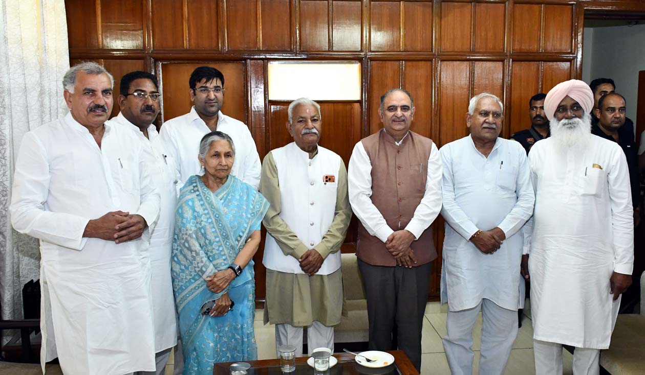 एचएयू में कुलपति प्रो. बीआर कम्बोज के साथ हरियाणा विधानसभा की विशेषाधिकार समिति के सदस्य। एचएयू में कुलपति प्रो. बीआर कम्बोज के साथ हरियाणा विधानसभा की विशेषाधिकार समिति के सदस्य।