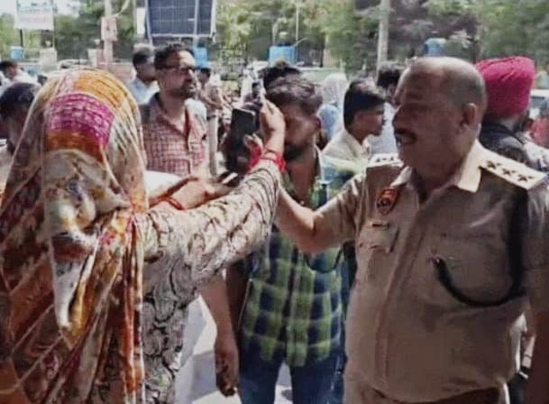 परिजनों को आरोपियों की गिरफ्तारी का वीडियो दिखाते डीएसपी