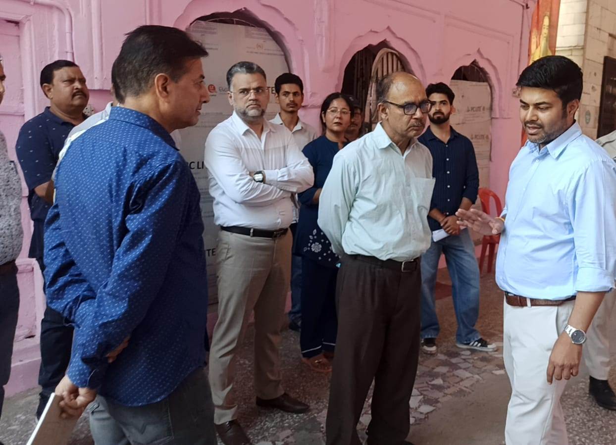 अमरनाथ यात्रा की तैयारियों का जायजा लेने पहुंचे जेएमसी आयुक्त  पुरानी मंडी स्थित श्रीराम मंदिर में श्रद्धालुओं के लिए सुविधाओं की समीक्षा