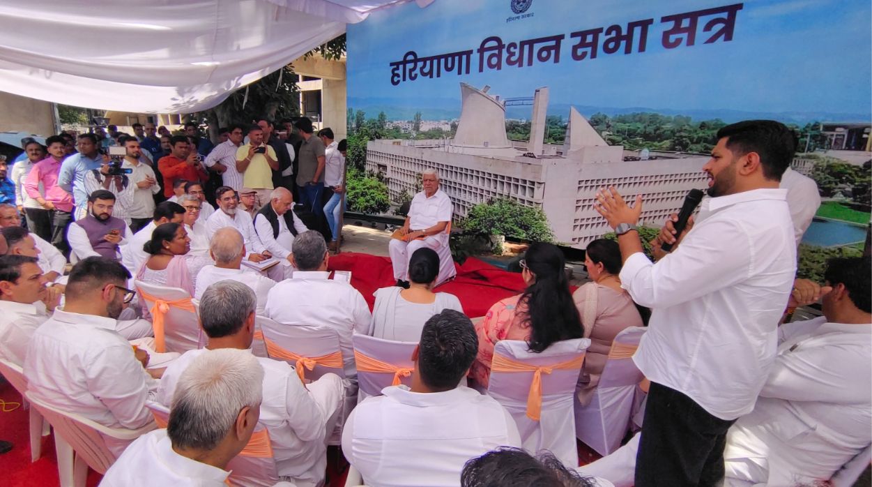 कांग्रेस पार्टी के विधायक समानांतर सत्र चलाते हुए फाइल फोटो