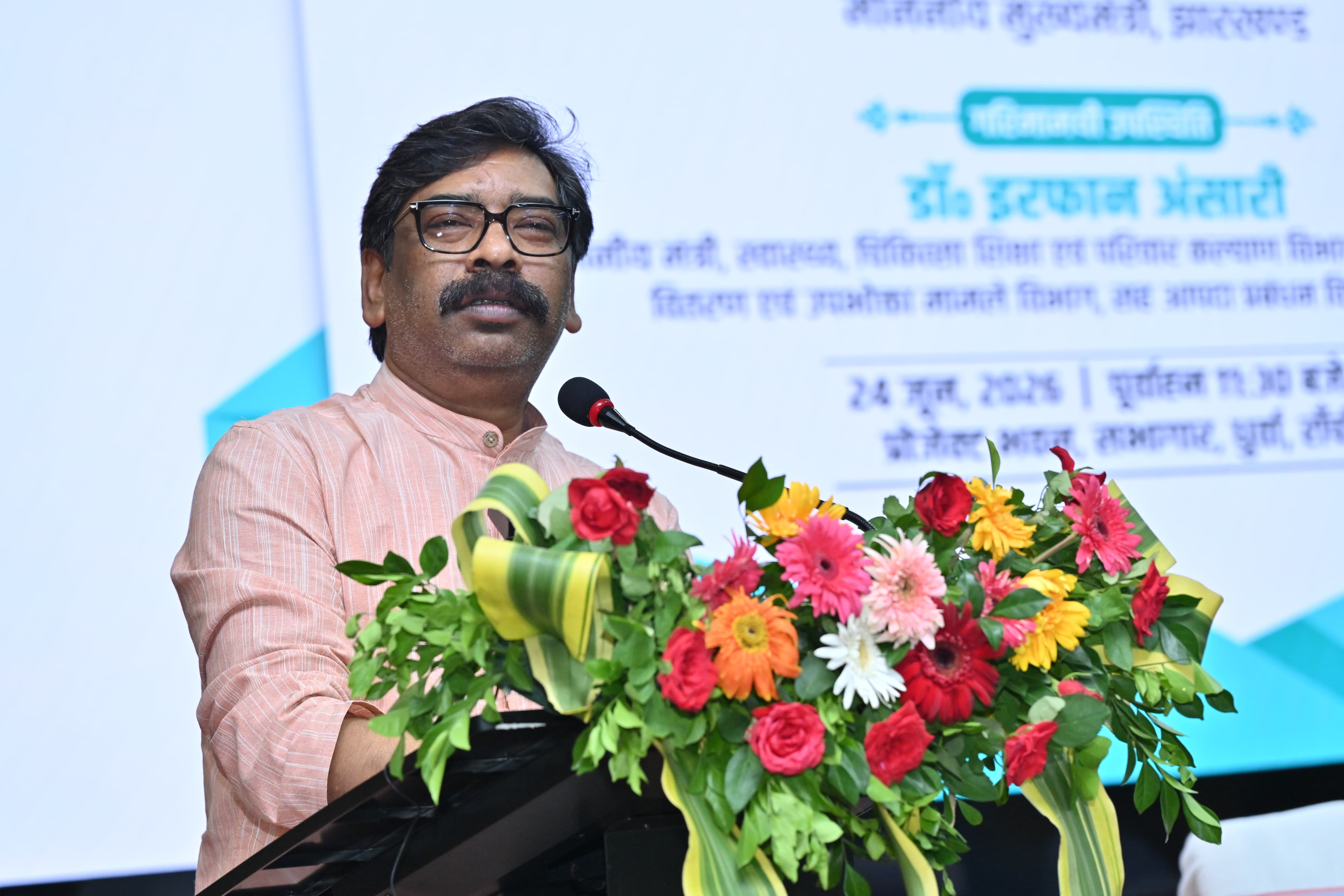 मुख्यमंत्री कार्यक्रम को संबोधित करते हुए मुख्यमंत्री कार्यक्रम को संबोधित करते हुए
