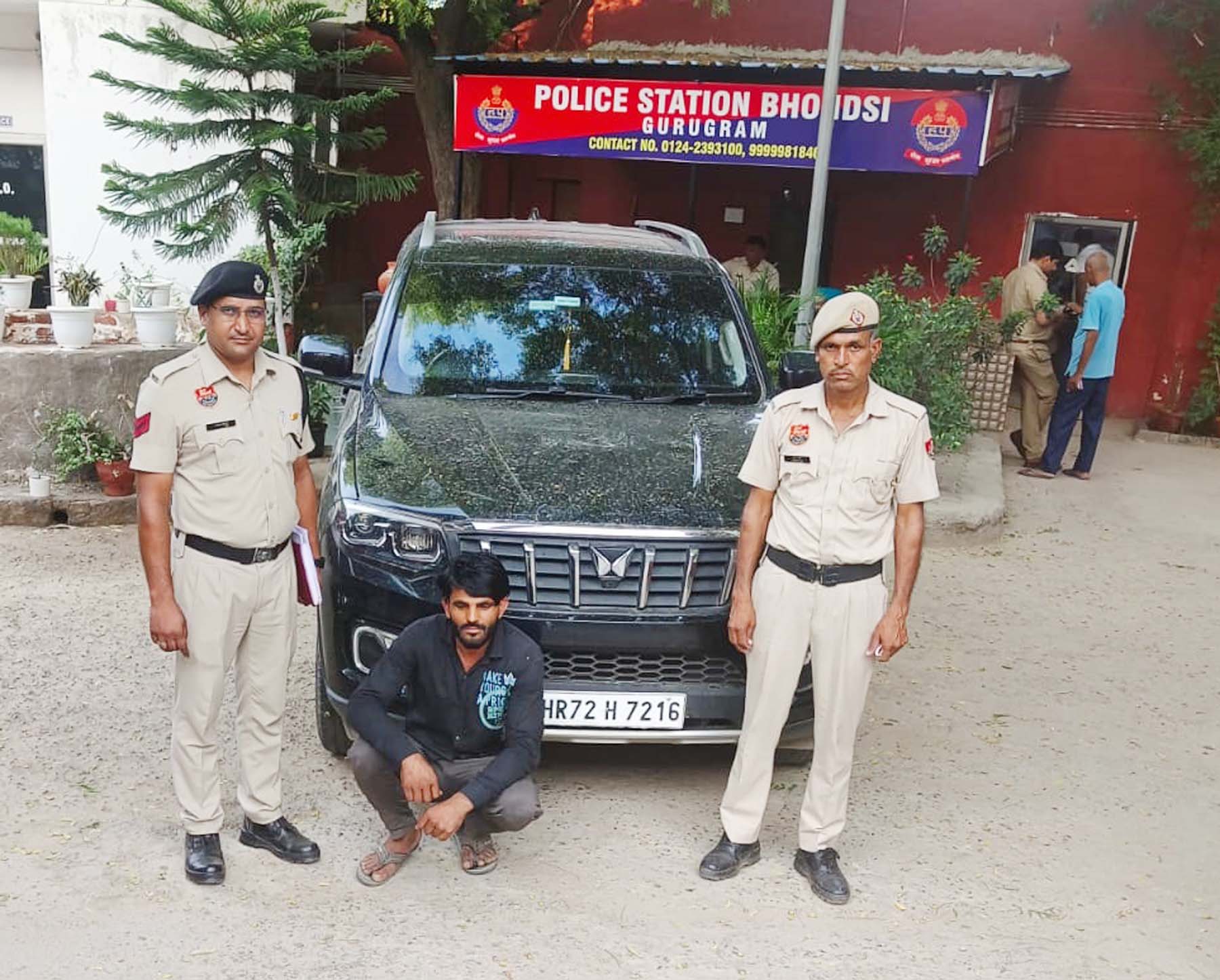 पुलिस हिरासत में स्टंटबाजी का आरोपी व स्कॉर्पियो गाड़ी।