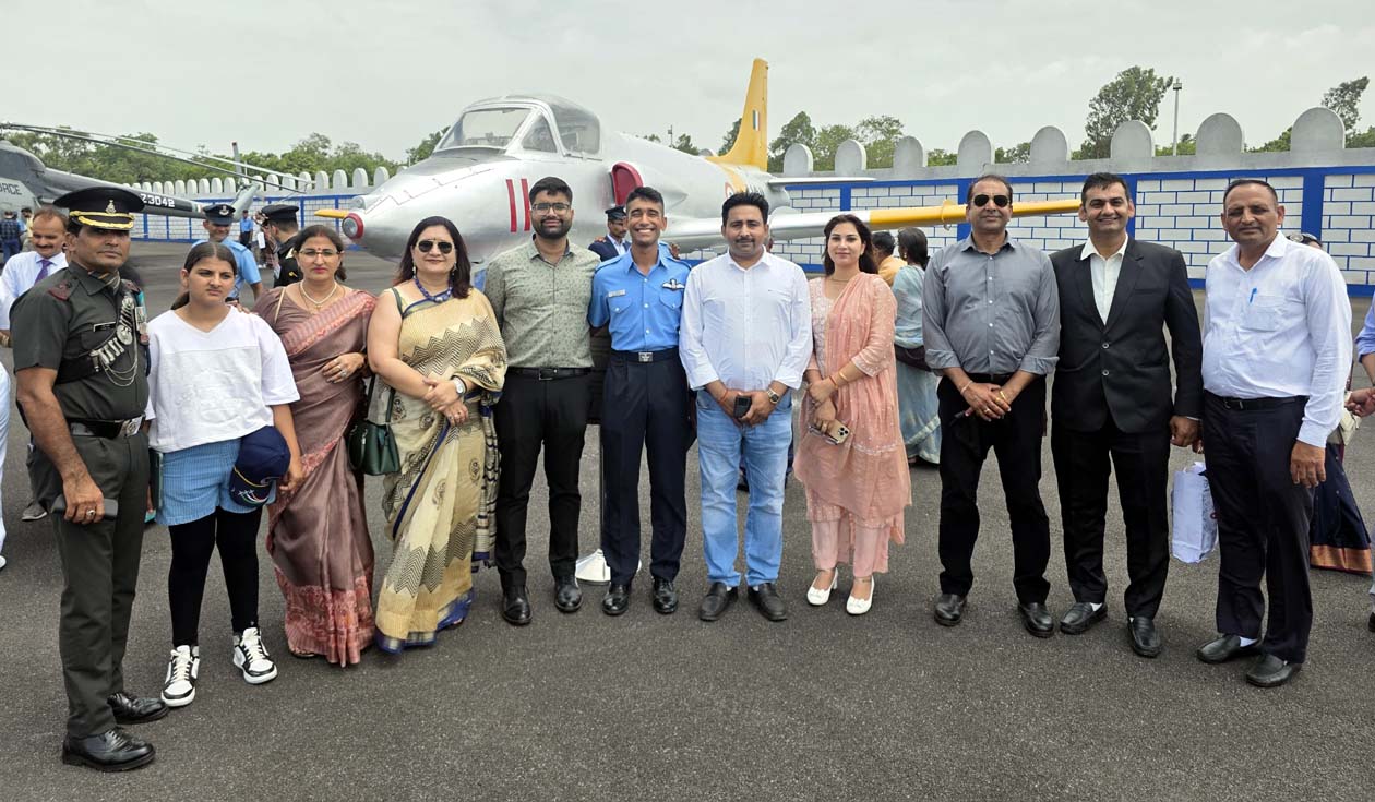 भिवानी रोहिला निवासी देव रोहिल परिजनों व अधिकारियों के साथ।