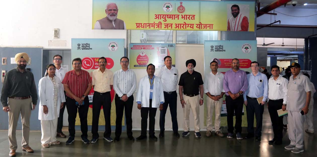 अग्रोहा मेडिकल के दौरे पर आए अन्य चिकित्सक।